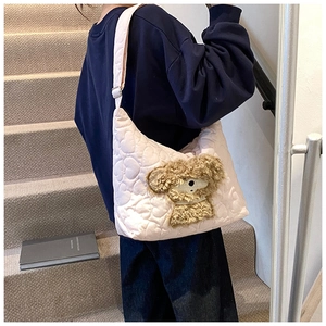 Detailansicht der rosa Schultertasche mit Herzsteppung und niedlichem Plüsch-Welpen