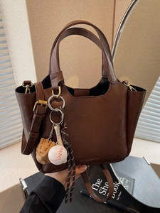 Sac Seau en Cuir PU Vintage pour Femmes Sac à Main Décontracté Rétro Avec Pendentif de Baseball Sac Bandoulière Quotidien Polyvalent