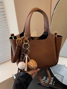 Sac seau vintage en cuir marron avec breloques de baseball et bandoulière