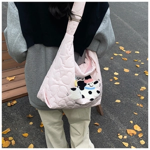 Rosa gesteppte Schultertasche mit Herzmuster und süßem Cartoon-Welpen-Patch-Detail