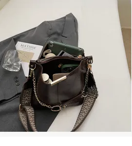 Vue de dessus du sac seau marron café montrant l'intérieur spacieux pour tablette et objets