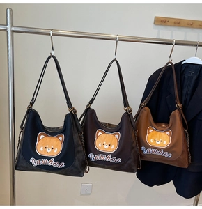 Trois sacs à bandoulière en cuir vintage en noir, marron foncé et couleur caramel