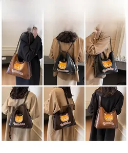 Sac fourre-tout à motif d'ours montrant des styles épaule et sac à dos en trois couleurs
