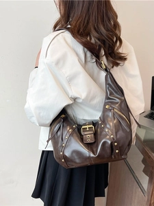 Vintage Rivet Hobo Shoulder Bag Large Capacity PU Leather Moto Style Commuter Crossbody Bag For Women Retro Punk Handbag
