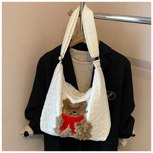 Detailansicht der weißen Stepptasche mit süßem Plüschbären und rotem Schal für Damen