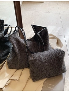 Σετ γκρι λούτρινη τσάντα tote με δερμάτινα λουράκια και ασορτί τσαντάκι με φερμουάρ