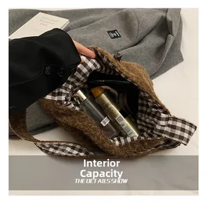 Gros plan du sac cabas en peluche marron montrant l'intérieur spacieux à carreaux
