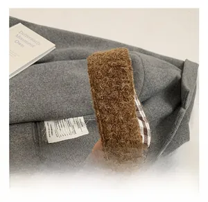 Gros plan sur l'anse en peluche marron avec une doublure en tissu à carreaux chic