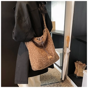 Détails du sac cabas en peluche caramel montrant la texture douce et le cordon de serrage
