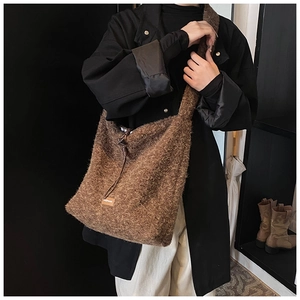 Détail du sac cabas en peluche marron doux avec logo en cuir et texture pelucheuse