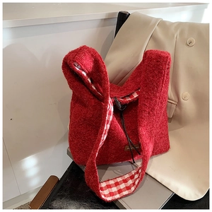 Détail du sac cabas en polaire rouge avec doublure intérieure à carreaux rouge et blanc
