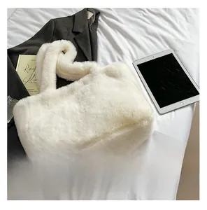 Gros plan du sac cabas en peluche blanche montrant la texture douce et les larges anses