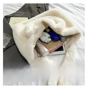 Vue intérieure d'un grand sac fourre-tout en peluche blanche montrant sa grande capacité