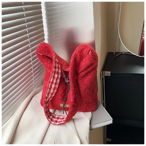Gros plan sur le sac en polaire rouge avec doublure intérieure à carreaux rouge et blanc