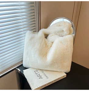 Détail du sac cabas en fausse fourrure blanche montrant la texture douce et pelucheuse