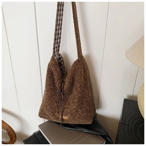 Détail du sac cabas en peluche marron avec doublure à carreaux et cordon de serrage