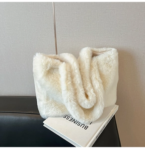 Gros plan d'un sac cabas en fausse fourrure blanche douce montrant sa texture pelucheuse