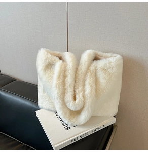 Détail du sac cabas en fausse fourrure blanche montrant la texture douce et la grande capacité