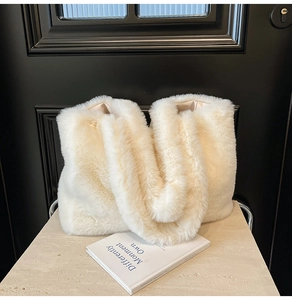 Détail d'un sac cabas en fausse fourrure crème montrant la texture et la doublure