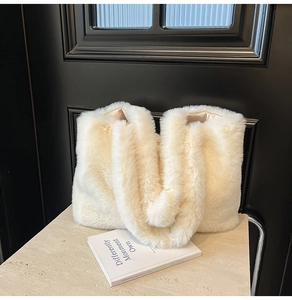 Détail d'un sac cabas en fausse fourrure montrant la texture douce et la peluche épaisse