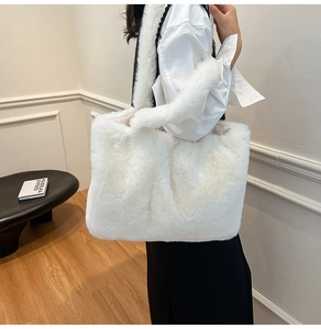 Détail du sac cabas en fausse fourrure blanche montrant la texture douce et l'intérieur
