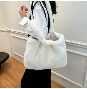 Sac fourre-tout en fausse fourrure blanche montrant la texture douce et la grande taille