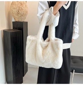 Gros plan d'un sac cabas en peluche blanche en fausse fourrure à bandoulière large