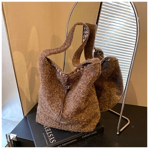 Sac seau en polaire marron avec cordon en cuir et doublure à carreaux texturée de haute qualité