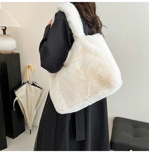 Détails de la texture en fausse fourrure blanche douce d'un grand sac cabas d'hiver