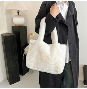 Vue détaillée de la texture du sac cabas en peluche blanche avec bandoulières douces