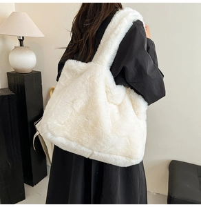 Vue arrière d'un grand sac cabas en fausse fourrure blanche douce pour l'automne-hiver