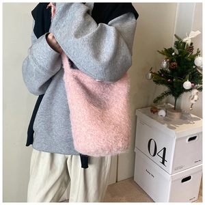 Détail du sac cabas en fausse fourrure rose montrant sa texture douce et pelucheuse