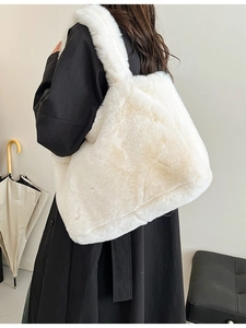 Sac Fourre-tout en Peluche Douce pour Femmes Automne Hiver Mode Fausse Fourrure Grande Capacité Sac à Épaule Blanc Cassé