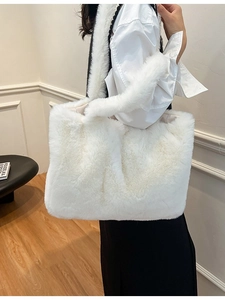 Grand sac cabas en fausse fourrure blanche avec détails tressés et design minimaliste