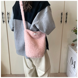 Vue détaillée du sac seau en peluche rose avec fourrure douce et large bandoulière