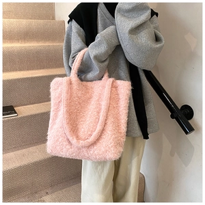 Sac cabas rose en peluche montrant la texture douce et les détails spacieux