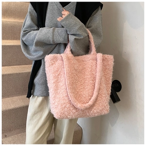 Vue détaillée du sac cabas en peluche rose montrant la texture douce en fausse fourrure
