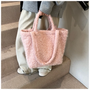 Vue détaillée du sac cabas rose en peluche montrant la texture douce et les bandoulières