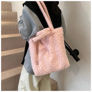Détail du sac cabas en fausse fourrure rose montrant la texture douce et les bandoulières