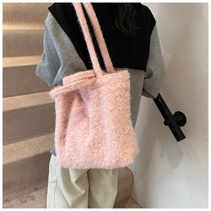Détail de la texture d'un sac cabas rose en fausse fourrure douce et poils longs