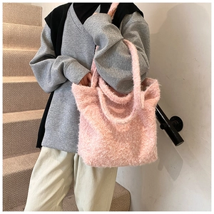 Détail du sac fourre-tout rose doux en fausse fourrure pelucheuse pour l'automne et l'hiver