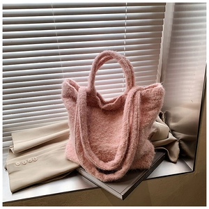 Gros plan détaillé d'un sac cabas en peluche rose doux avec texture et poignées