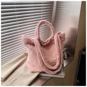 Gros plan sur le sac fourre-tout rose pelucheux avec texture douce et bandoulière