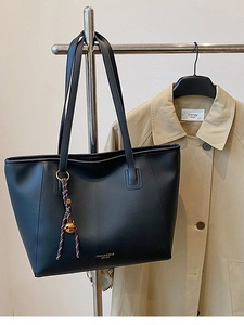 Grande borsa tote in pelle nera con ciondolo intrecciato e campanello su base metallica