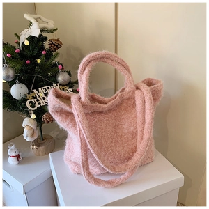 Vue détaillée du sac cabas rose en peluche avec bandoulière dans un décor de fête