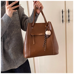 Borsa tote marrone in ecopelle capiente con ciondolo a forma di gelato in peluche