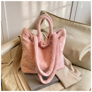 Vue détaillée du sac cabas rose pelucheux avec texture douce et bandoulières