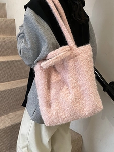 Sac fourre-tout rose en fausse fourrure douce avec de longues bretelles pour l'hiver