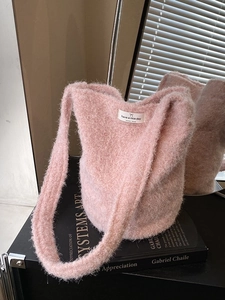 Sac fourre-tout rose en fausse fourrure style seau avec texture douce pour femmes