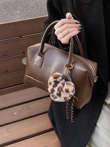 Sac à main Boston marron rétro avec texture plissée et breloque cœur léopard
